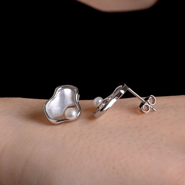 Stříbrné náušnice nepravidelného tvaru s říční perlou 21120.1