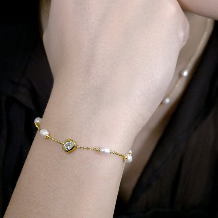 Pozlátený náramok s riečnymi perlami 23032.1