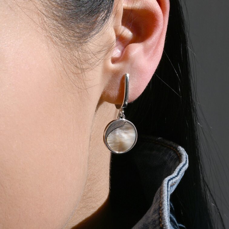 Strieborné visiace náušnice s čiernou perleťou 11739.3