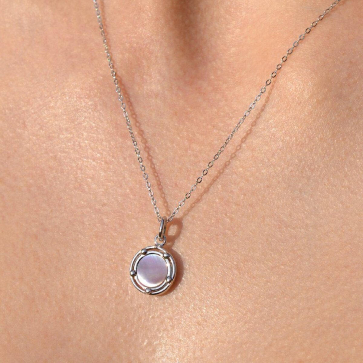 Stříbrný náhrdelník s růžovou perletí 12159.3