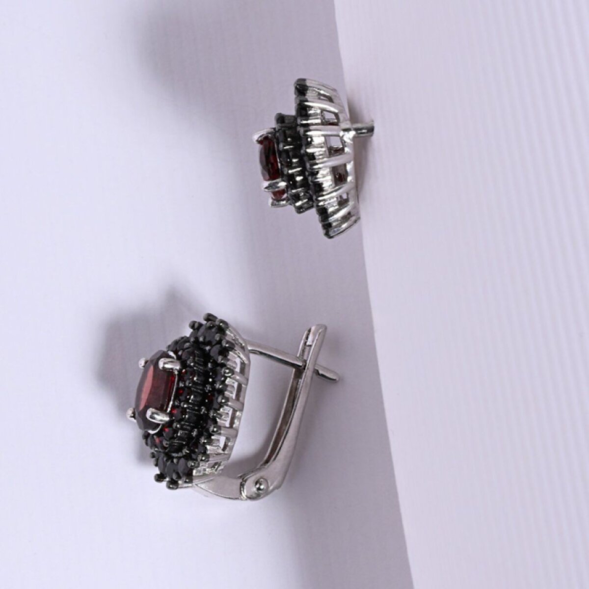 Stříbrné náušnice bohatě osazené granáty 11497.3