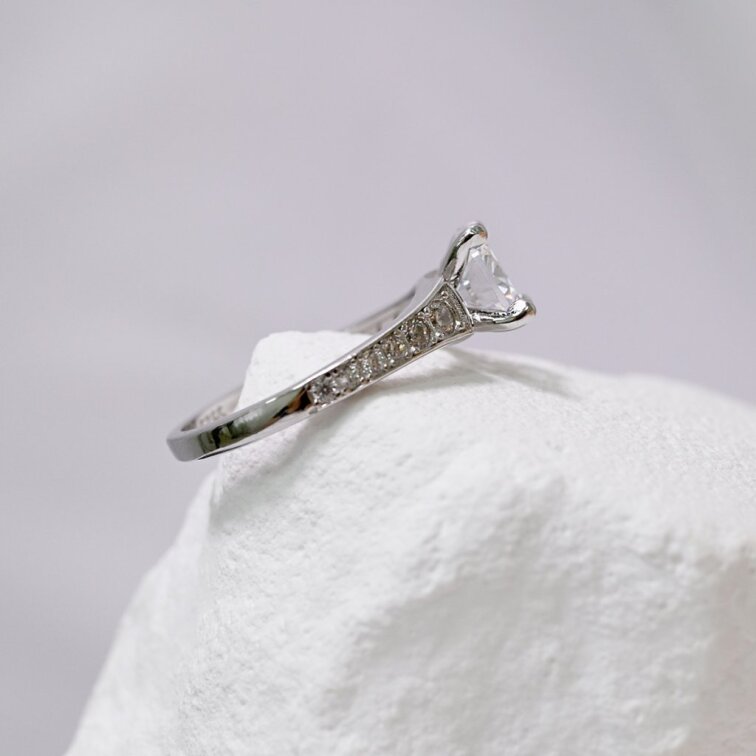 Stříbrný prsten luxusní se zirkony bílý čtverec 15009.1 crystal