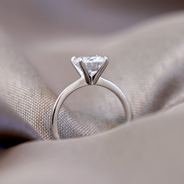 Stříbrný prsten ELEN 15M00003 moissanite