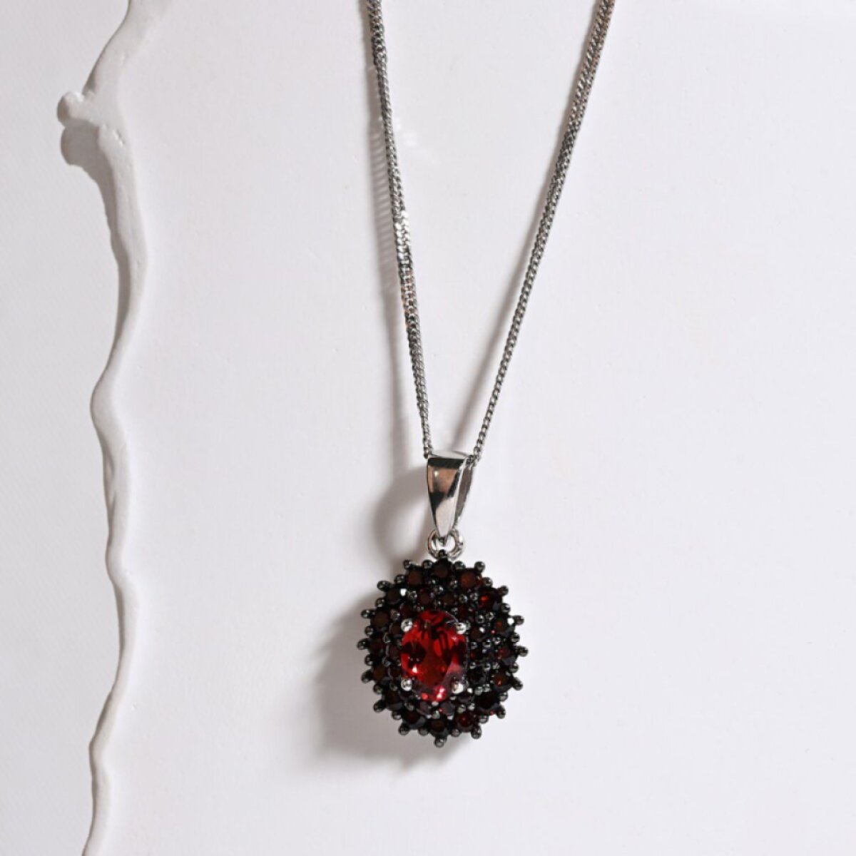 Stříbrný náhrdelník luxusní s granátem 12091.3