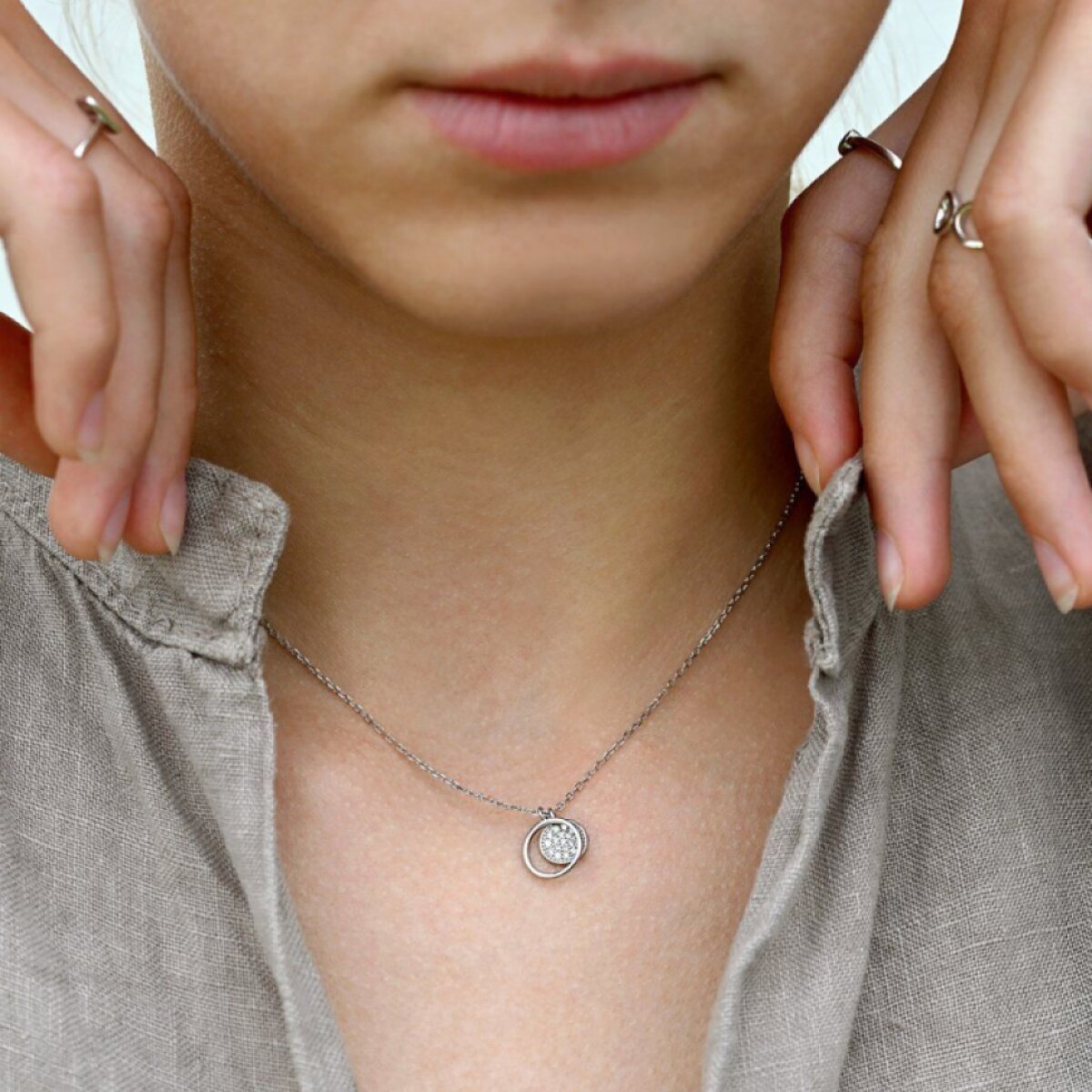 Stříbrný náhrdelník se zirkonem bílý kulatý 12011.1