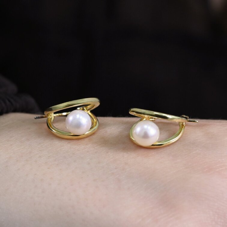 Pozlátené náušnice kruhy s bielou riečnou perlou 21130.1