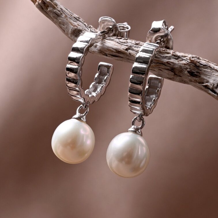 Strieborné náušnice so zavesenou riečnou perlou 21129.1