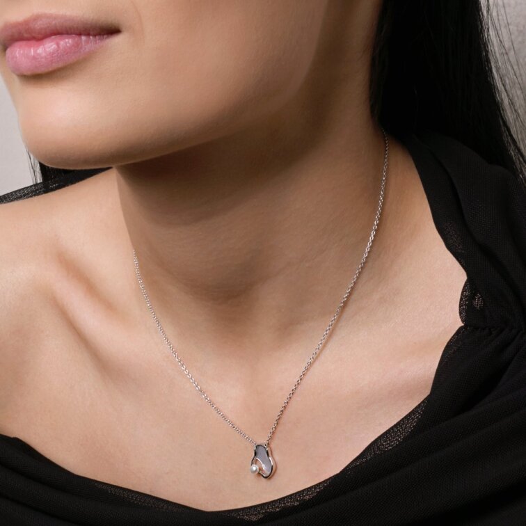 Strieborný náhrdelník nepravidelného tvaru s riečnou perlou 22056.1