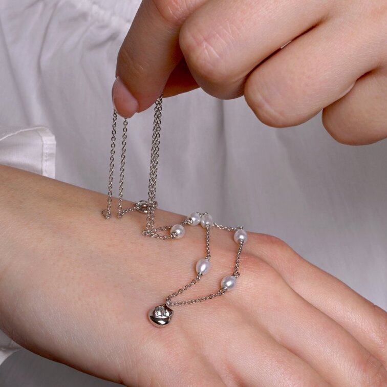 Strieborný náhrdelník s riečnymi perlami a srdiečkom 22058.1