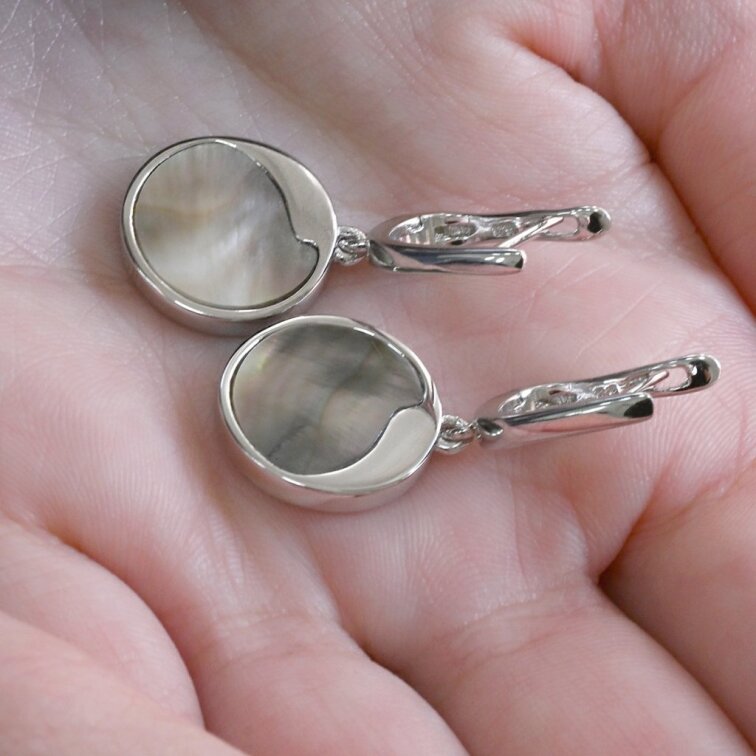 Strieborné visiace náušnice s čiernou perleťou 11739.3