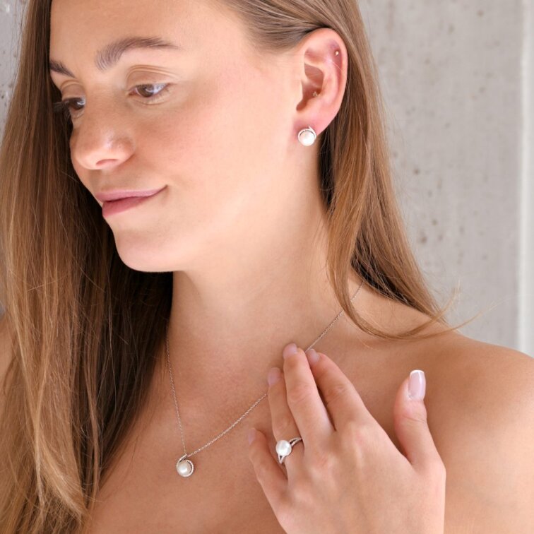 Stříbrné náušnice pecky s bílou říční perlou a zirkony 21116.1