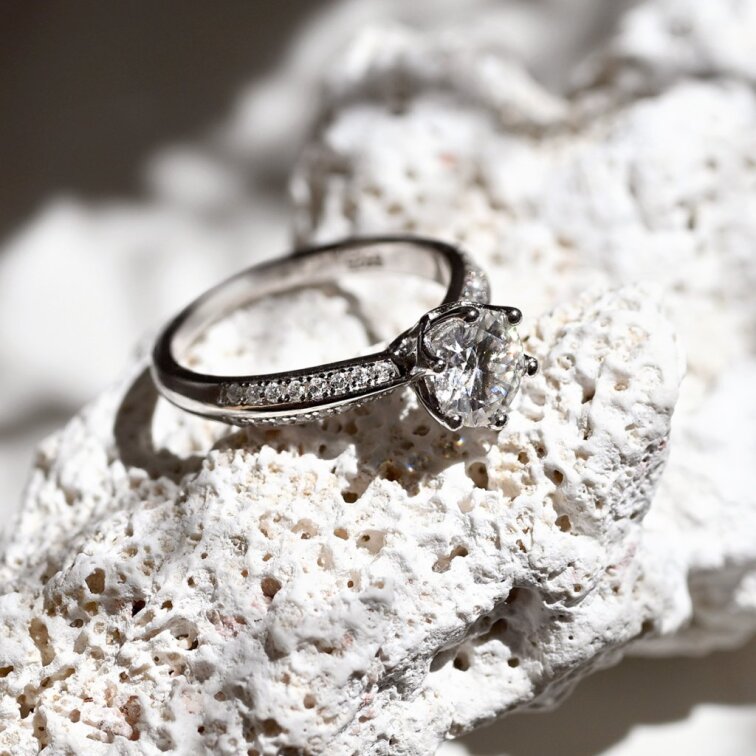 Stříbrný prsten MIA zdobený 15M00007 moissanite