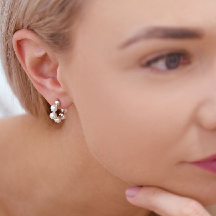 Strieborné náušnice kruhy s bielymi riečnymi perlami 21131.1