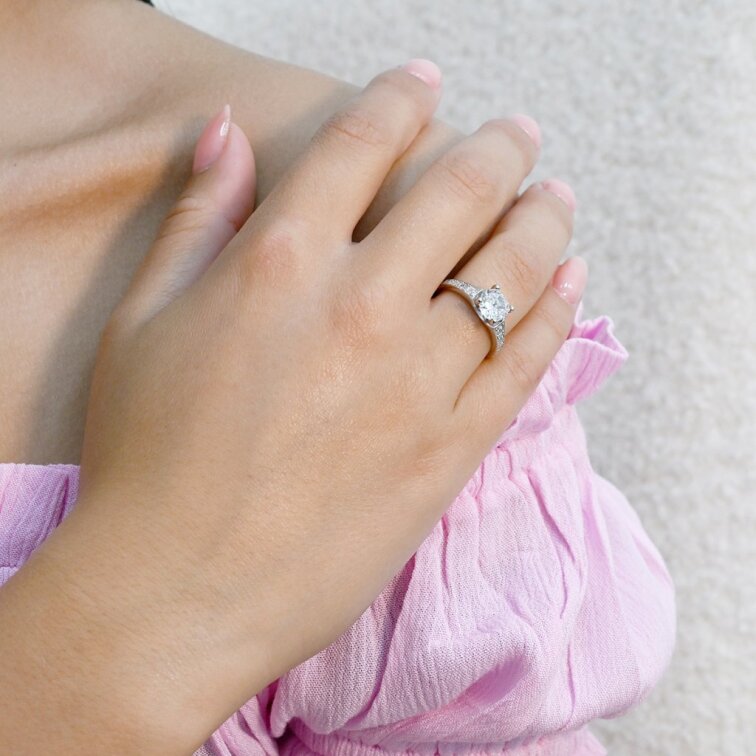 Stříbrný prsten luxusní se zirkony bílý čtverec 15009.1 crystal