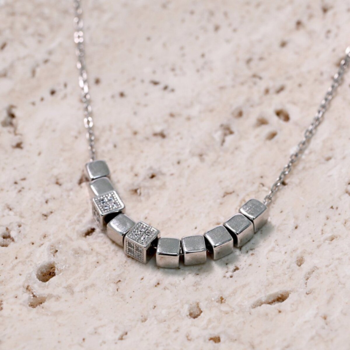 Stříbrný náhrdelník kostičky na řetízku se zirkony 12071.1