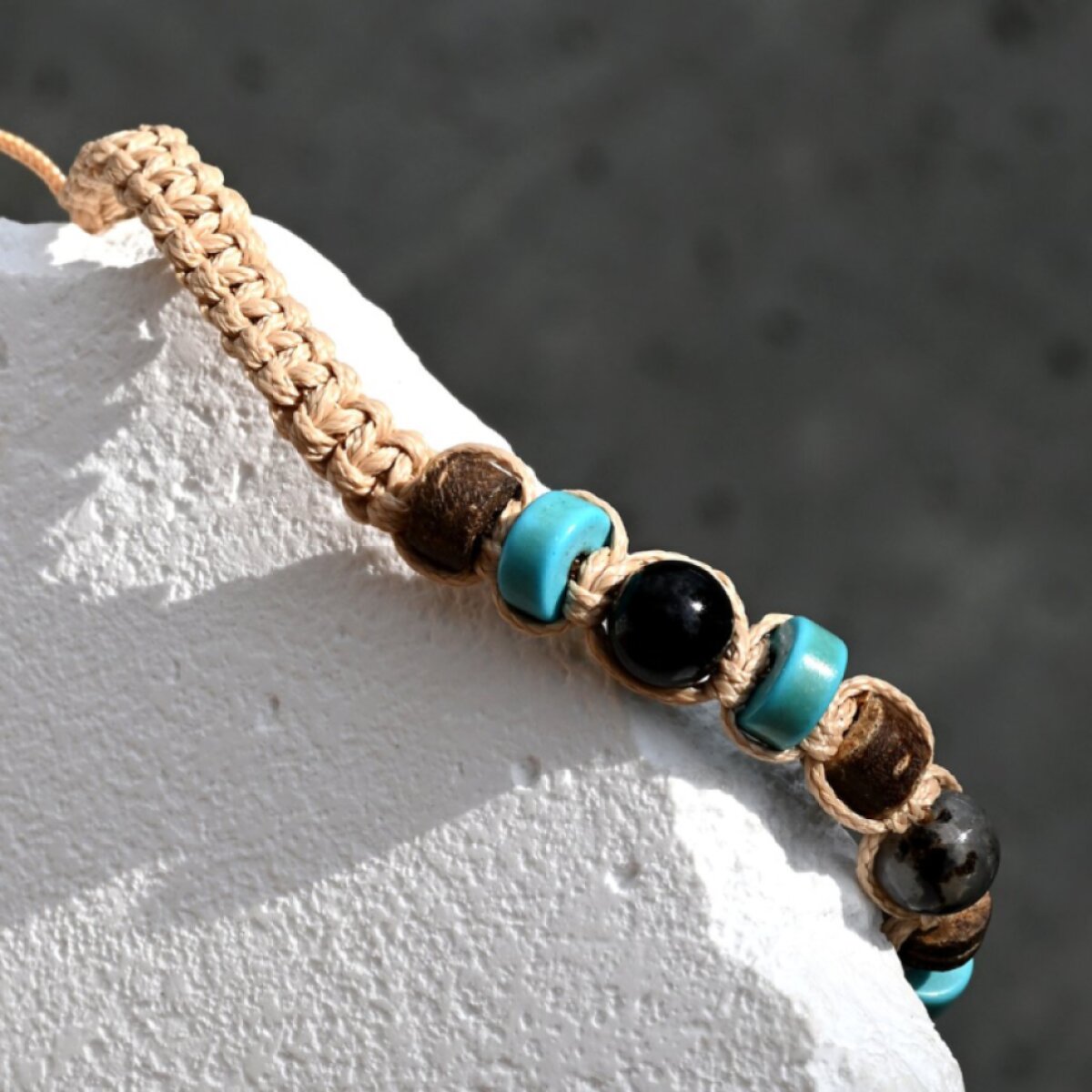 Náramek Shamballa světle hnědý s tyrkysem 43136.3
