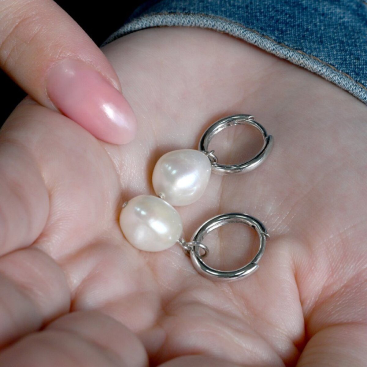 Strieborné náušnice kruhy s visiacou bielou riečnou perlou baroko 21106.1