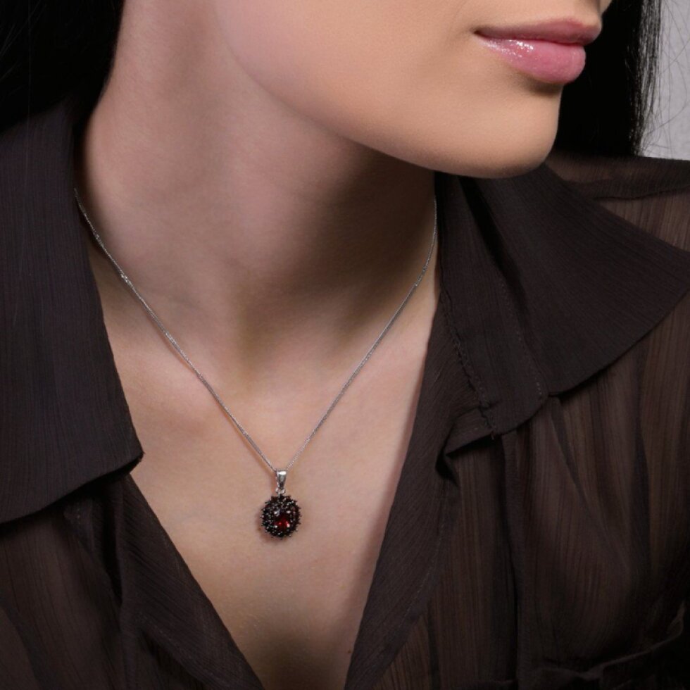Stříbrný náhrdelník luxusní s granátem 12091.3