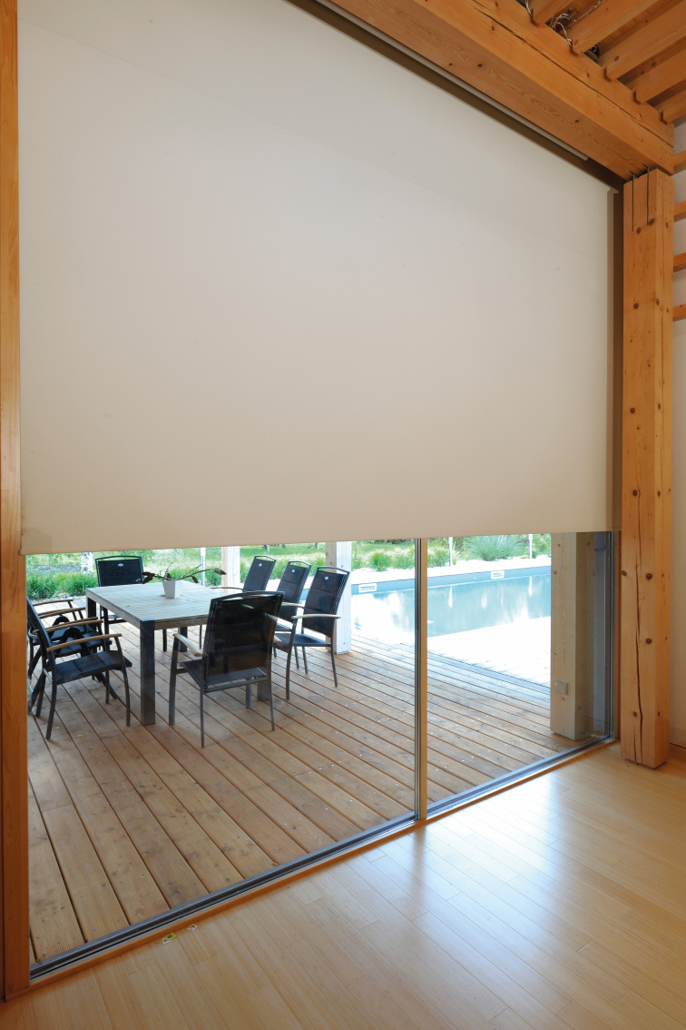 Béžová látková roleta v interiéru