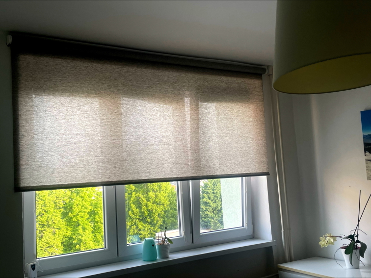 Vyzkoušeno v praxi: Jak probíhá montáž chytré látkové rolety s Matter motorem