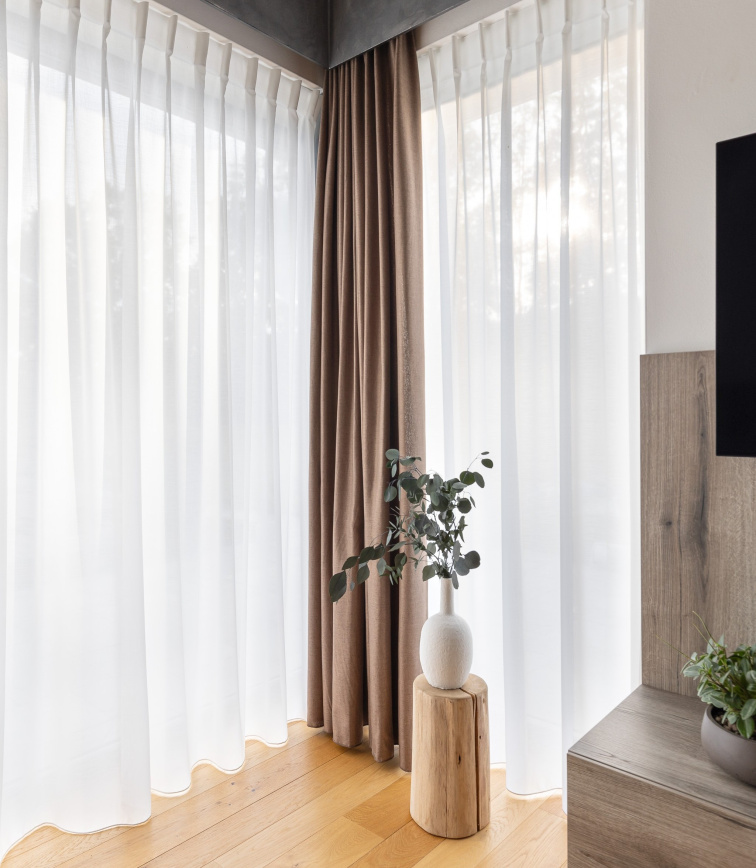 Kombinace závěsů a záclon v obývacím pokoji