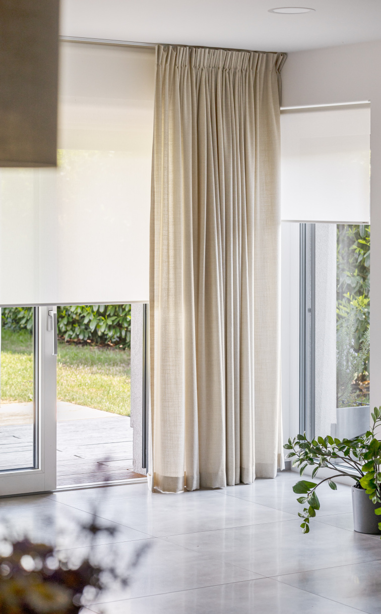 Průhledná látková rolety v obývacím pokoji