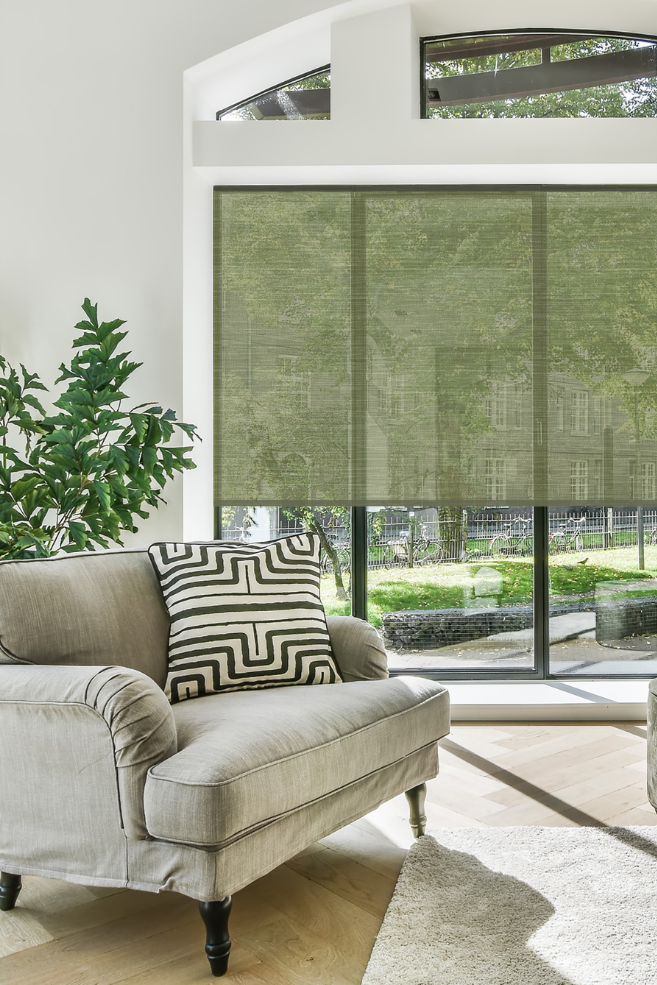 Zelená látková roleta v obývacím pokoji