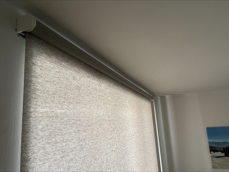 Vyzkoušeno v praxi: Jak probíhá montáž chytré látkové rolety s Matter motorem