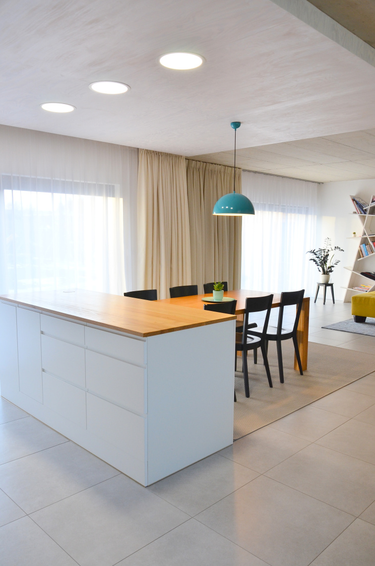 Kombinace závěsů a záclon v jídelně