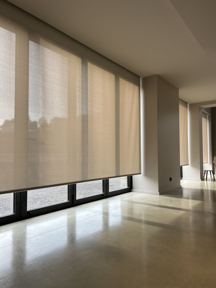 Údržba látkových rolet: Tipy, triky a co rozhodně nedělat