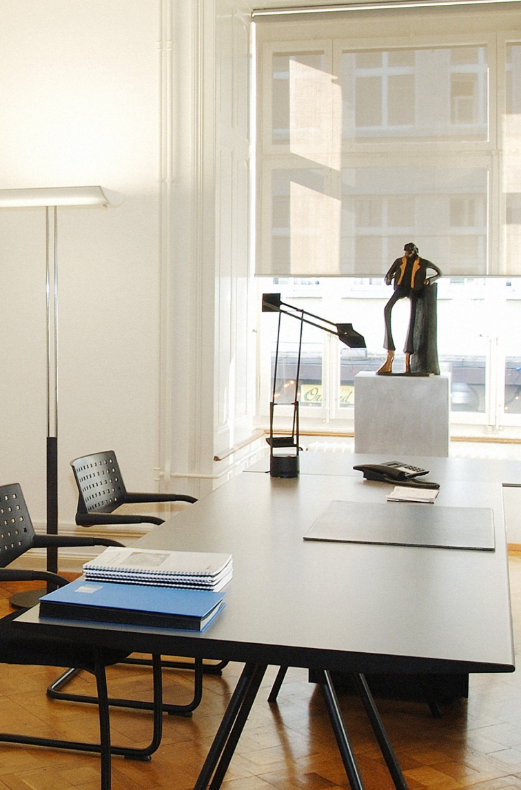 Průhledná látková roleta v domácí kanceláři