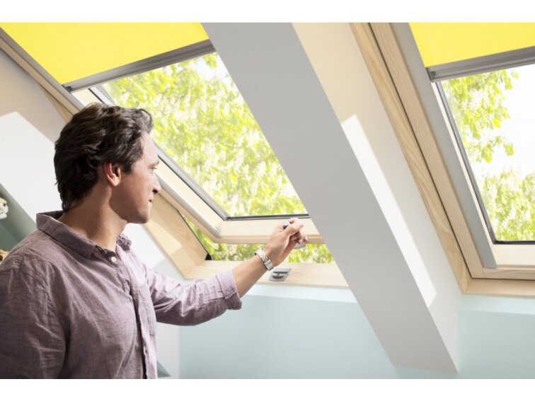 Střešní okno VELUX GLL 1061 Z dřevěné s trojsklem - detail