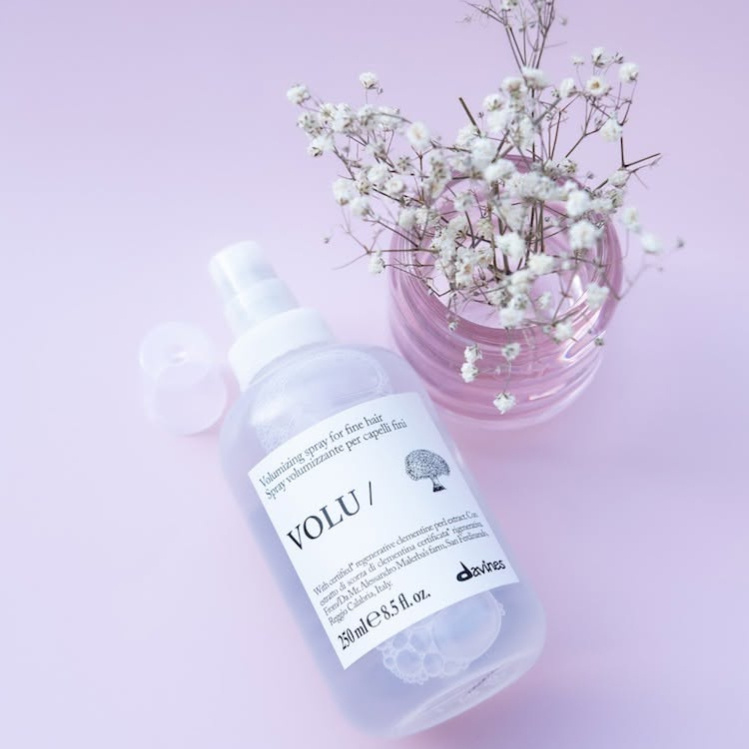 Davines Essential Volu Hair Mist - bezoplachový sprej na podporu objemu od kořínků 250 ml