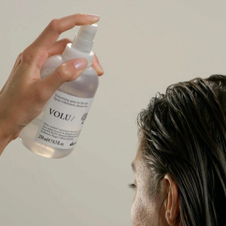 Davines Essential Volu Hair Mist - bezoplachový sprej na podporu objemu od kořínků 250 ml