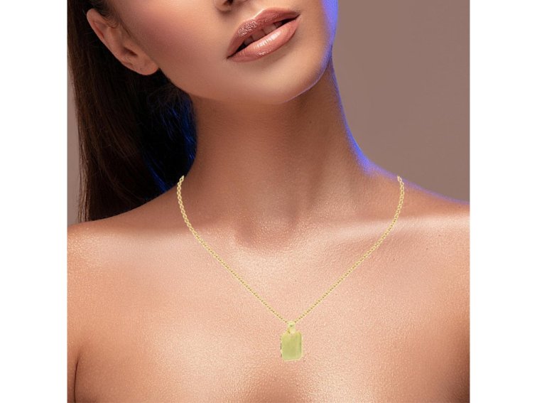 Zlatý prívesok platnička – minimalistická elegancia