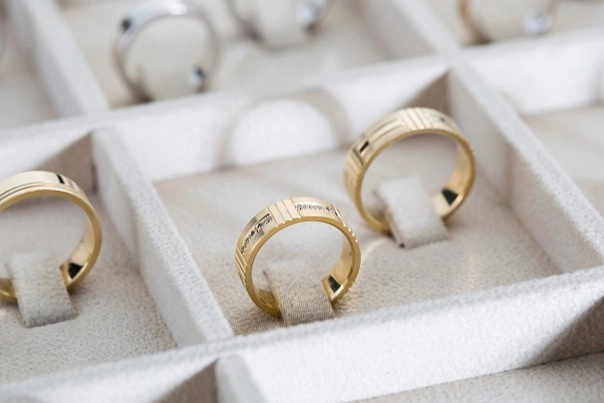 Ako si vybrať dokonalé svadobné obrúčky zo žltého zlata?