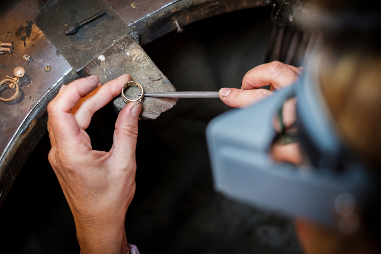 Svadobné obrúčky ploché 4,5mm ružové so stredovou čiarou