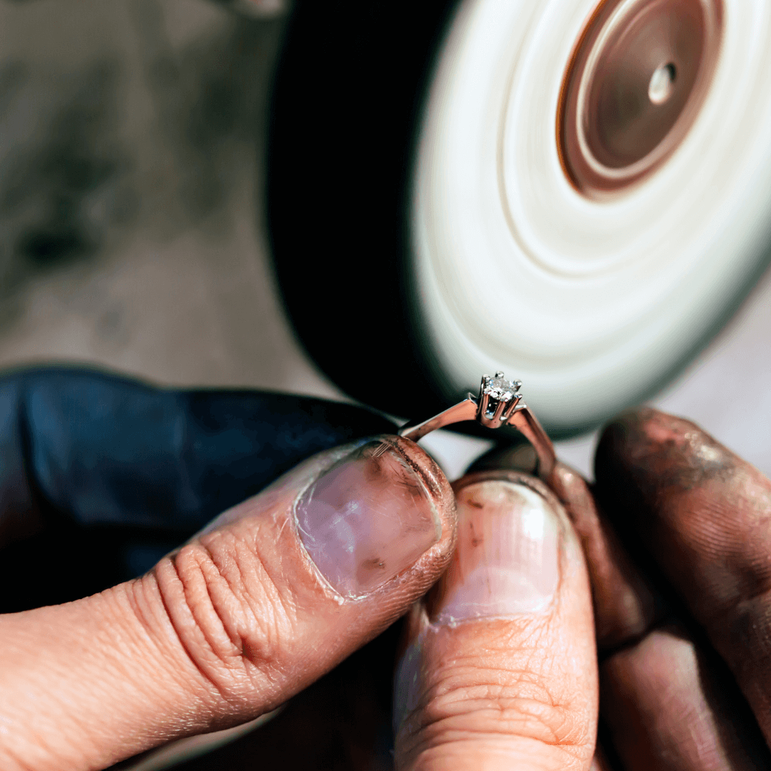Profesionálne leštenie prsteňa na kotúči