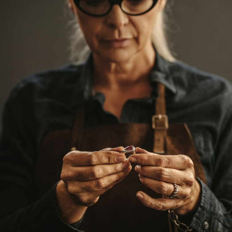 Zlatníčka pri kontrole uchytenia kameňa v prsteni