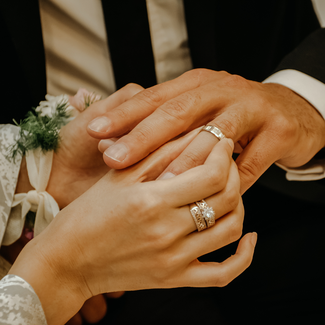 Ako si vybrať dokonalé svadobné obrúčky zo žltého zlata?