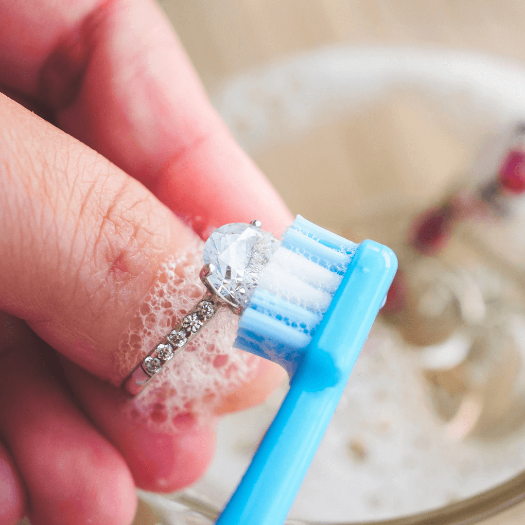 Čistenie prsteňa kefkou a penou – nevhodná domáca metóda