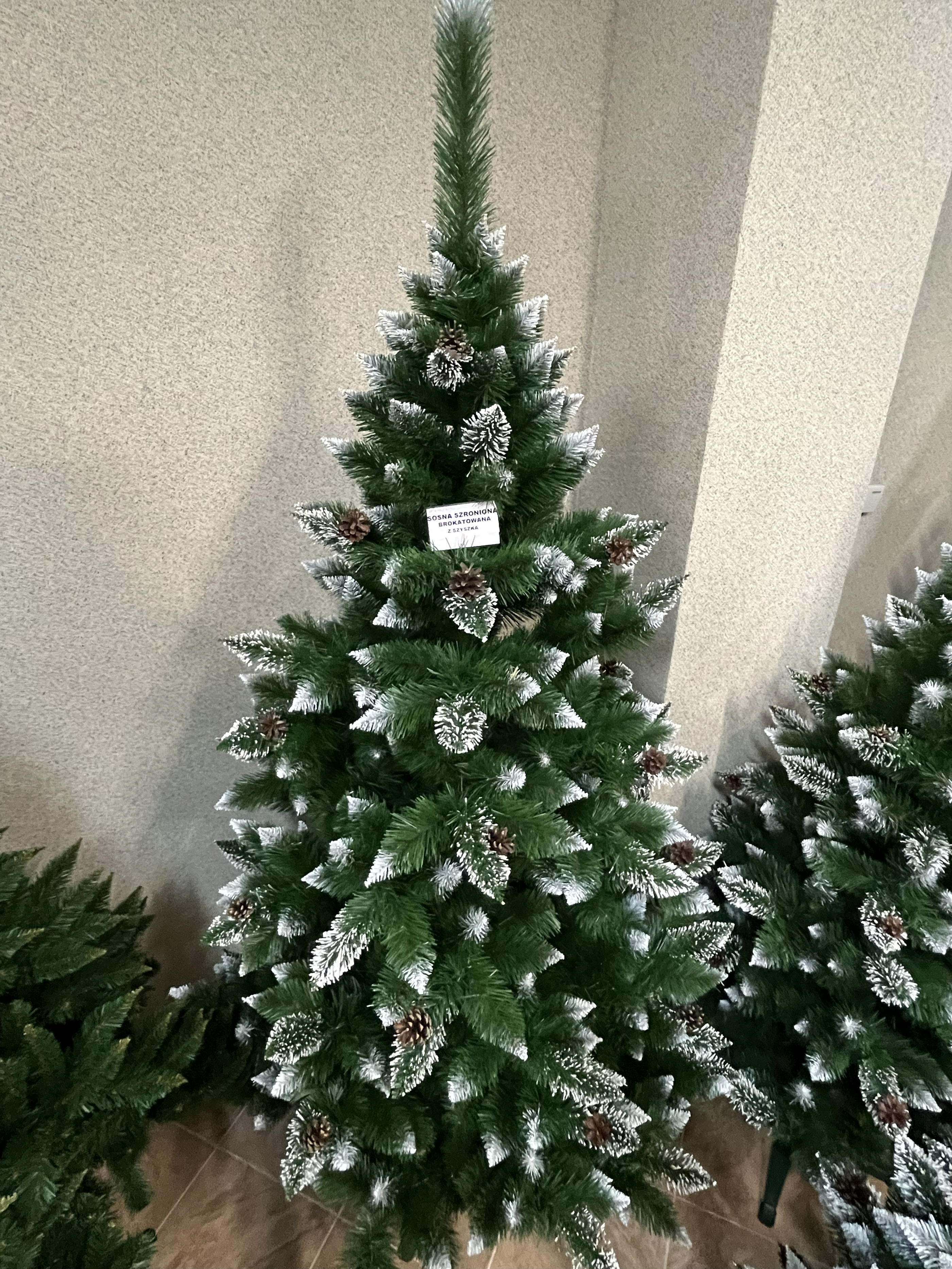 Vánoční stromek Borovice se sněhem a šiškami 220 cm