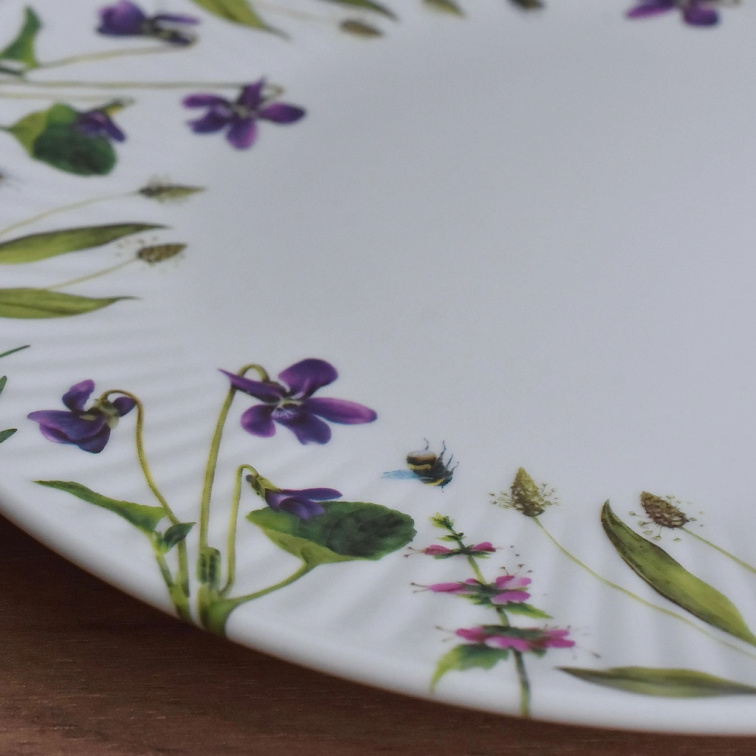 Porcelánový žebrovaný talíř 21 cm - Fialka