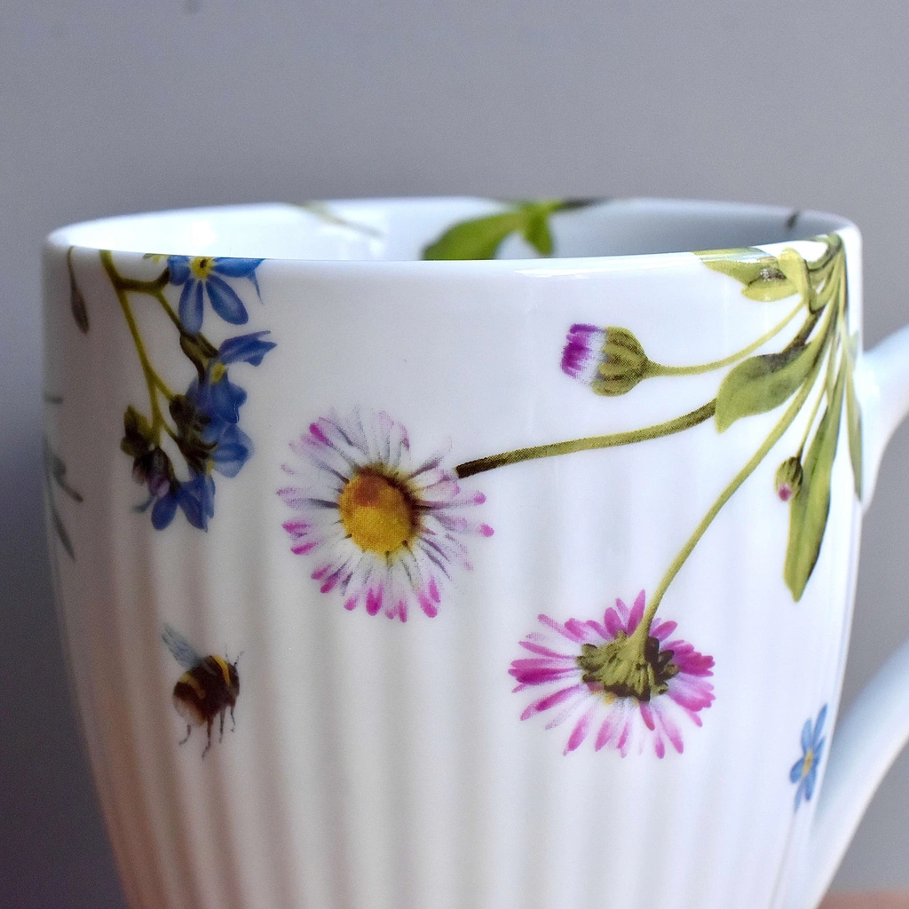 Porcelánový žebrovaný hrnek 420 ml - Fialka