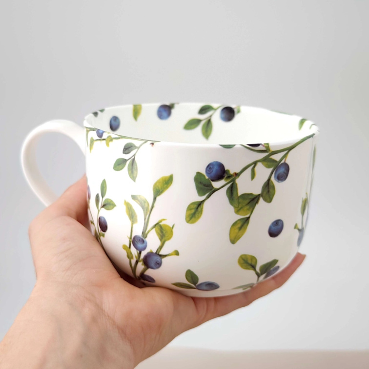 Porcelánový tenkostěnný MAXI hrnek 750 ml - Borůvky