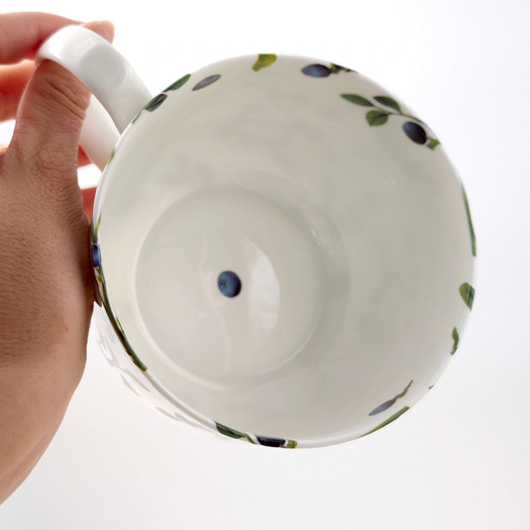Porcelánový tenkostěnný MAXI hrnek 750 ml - Borůvky