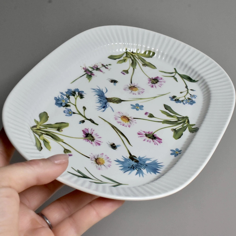 Porcelánový tác žebrovaný 37,5x25 cm - Chrpa a sedmikráska
