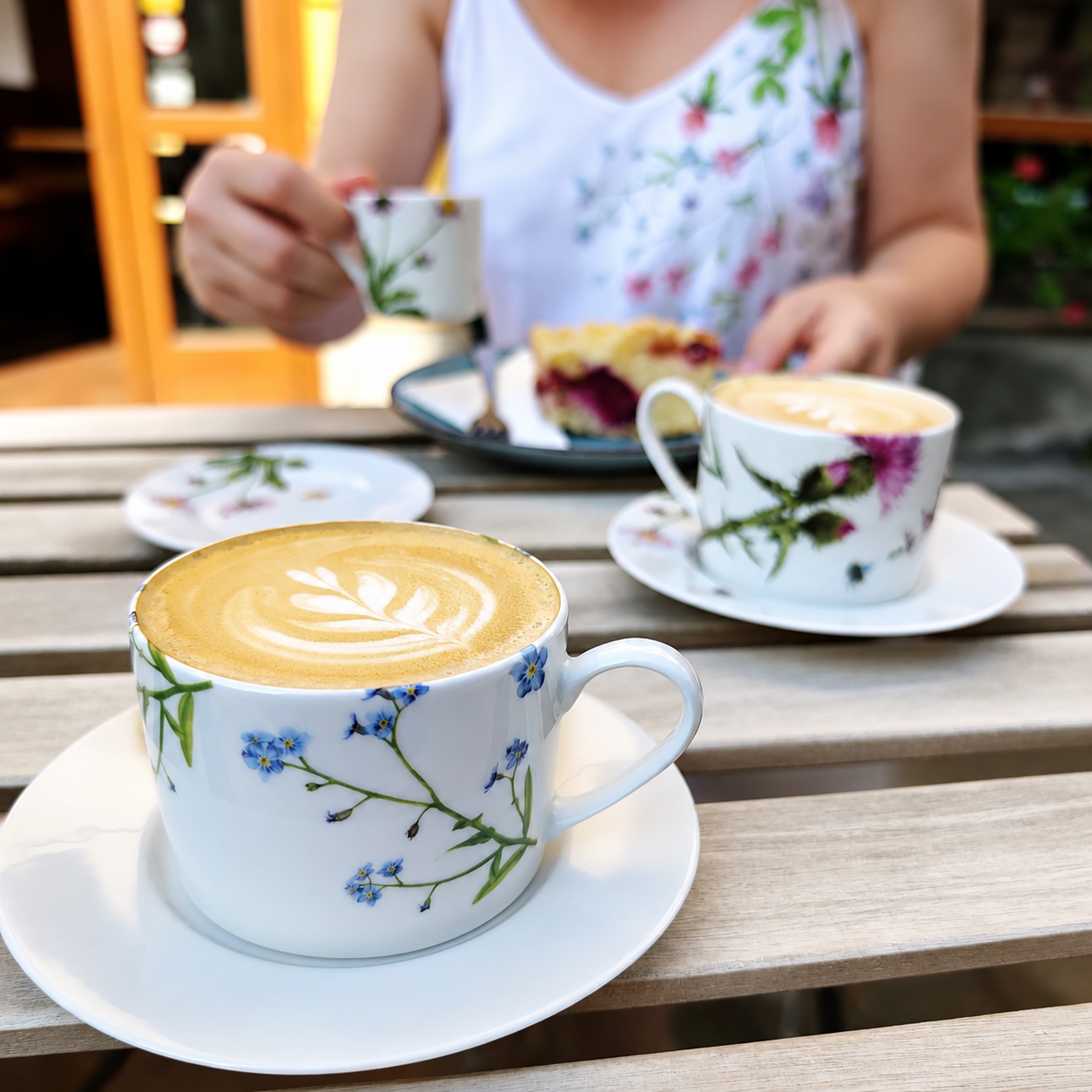 Porcelánový rovný hrnek 220 ml - Růže