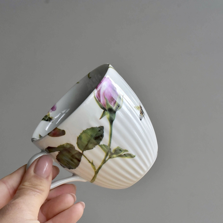 Porcelánový hrnek 380 ml - Pomněnky a zlatá srdíčka
