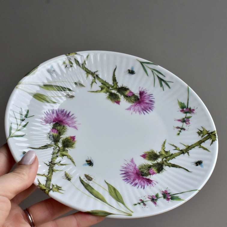 Porcelánový žebrovaný talíř 21 cm - Fialka
